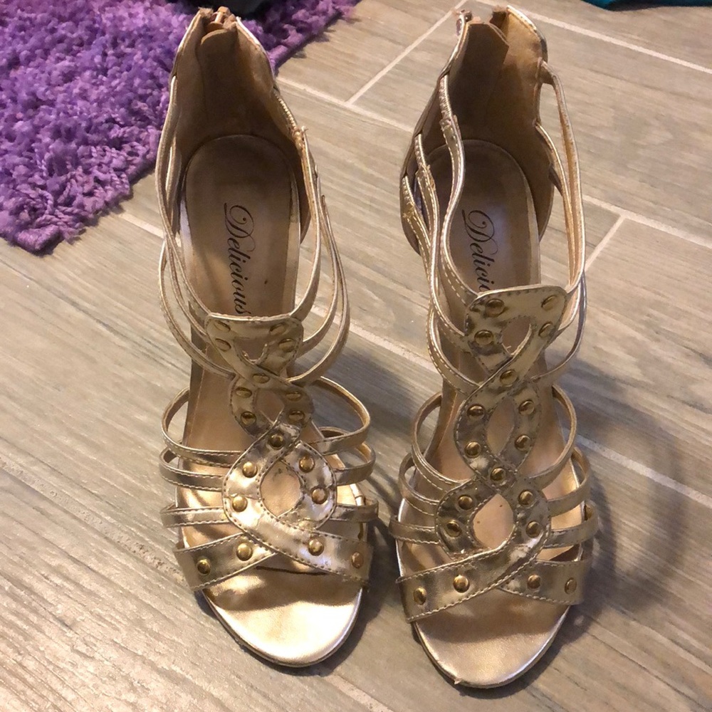 Gold dressy heel